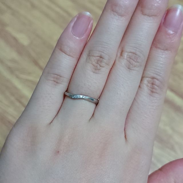 【ディズニー ブライダルコレクションの口コミ】 細身の指輪が好みで、いくつか試着した中でこの指輪が指に馴染んで素敵だ…