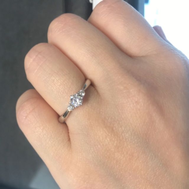 【VENUS TEARS(ヴィーナスティアーズ)の口コミ】 センターの大きめのダイヤモンドに加えてサイドのメレダイヤがより輝きを…