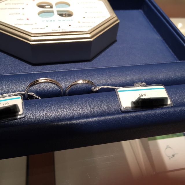 【銀座ダイヤモンドシライシの口コミ】 婚約指輪との重ね付けとの相性もよく、彼女の指にピッタリと合っていまし…