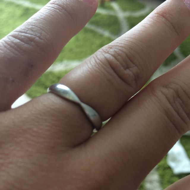 【ティファニー(Tiffany & Co.)の口コミ】 シンプルなのに個性があり、指がすっきり細く見えるところ。
また、その当…