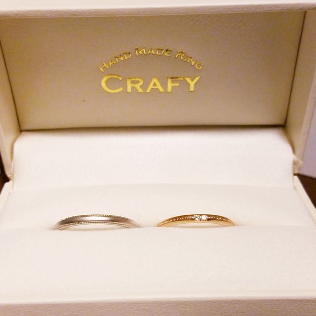 【CRAFY(クラフィ)の口コミ】 ふたりで素材はプラチナと18Kと違っても、表面に艶消しとミルウチで統一感…