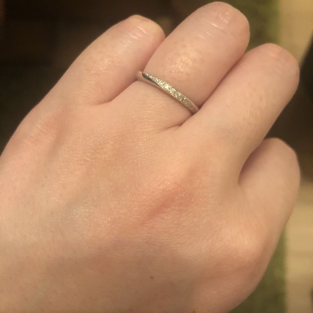 【銀座ダイヤモンドシライシの口コミ】 ギラギラし過ぎず、かつ華やかなデザインがとても気に入りました。
最初は…