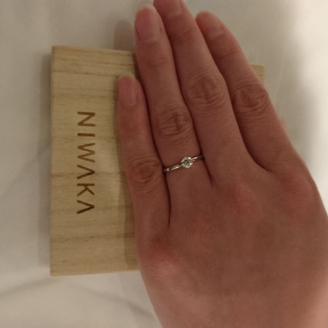 【俄(にわか)の口コミ】 私と妻もお互いデザインに一目惚れし購入しました。細めのリングですが存…
