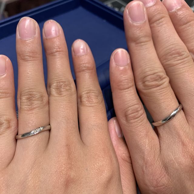 【銀座ダイヤモンドシライシの口コミ】 細めのリングとウェーブで指を綺麗に見せてくれるところと、程よいダイヤ…