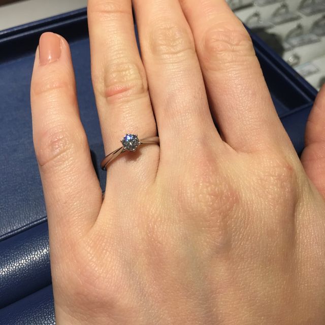 【銀座ダイヤモンドシライシの口コミ】 ダイヤモンドの質にこだわったので、
その輝きが最も綺麗に見えるリングを…