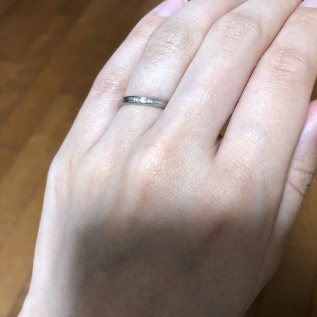 【Galopine & Galopin(ガロピーネガロパン)の口コミ】 婚約指輪と重ねて着けれるシンプルなデザインのもの
そして、関節が目立ち…