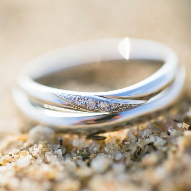 【I's stone(アイズストーン)の口コミ】 結婚指輪はずっと身につけるものなので、石が少し入っていてシンプルなデ…