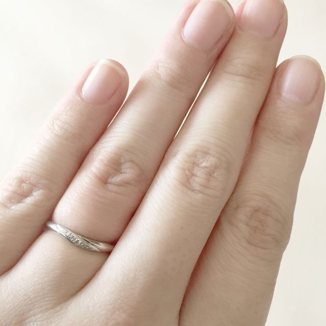 【I's stone(アイズストーン)の口コミ】 結婚指輪はずっと身につけるものなので、石が少し入っていてシンプルなデ…