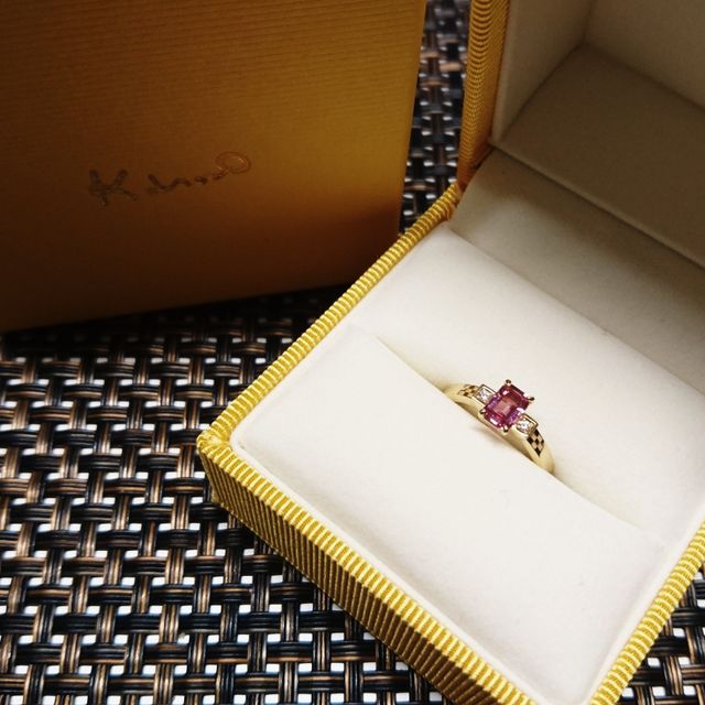 【ケイウノ ブライダル(K.UNO BRIDAL)の口コミ】 ありきたりなダイヤの婚約指輪ではなく、誕生石のサファイヤ、しかもパパ…