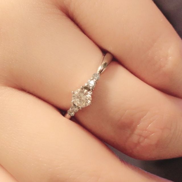 【CHARMY(チャーミー)の口コミ】 試着した時に自分の指に一番しっくりときたのが決め手です。全体的に細身…