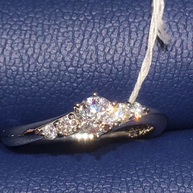 【銀座ダイヤモンドシライシの口コミ】 セミオーダーのリングとダイヤモンド別々のものです。
既存品を試着させて…