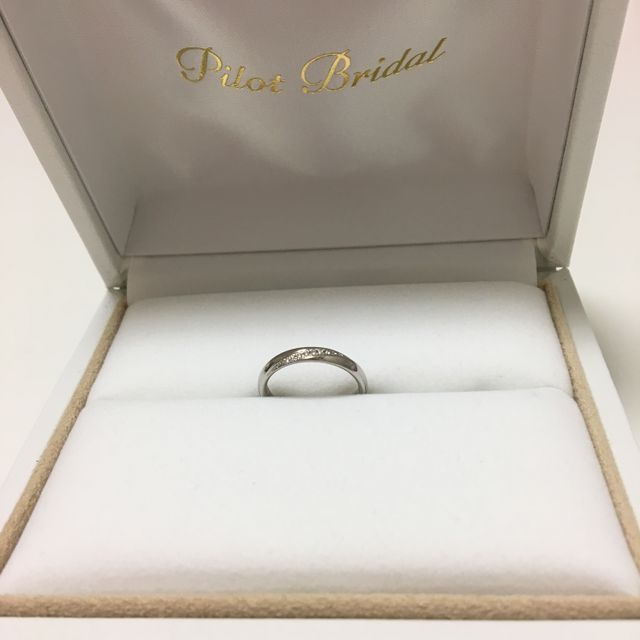【PILOT BRIDAL(パイロットブライダル)の口コミ】 婚約指輪はナシにしたため、ダイヤモンド入りで探しました。小傷が目立た…