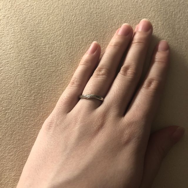 【アイプリモ(I-PRIMO)の口コミ】 人気のデザインを試させて頂いて即決定しました。夫の結婚指輪も同デザイ…