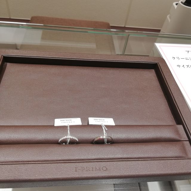 【アイプリモ(I-PRIMO)の口コミ】 指輪はガラスケースの中にたくさん置いてあって、ホームページ通り種類が…