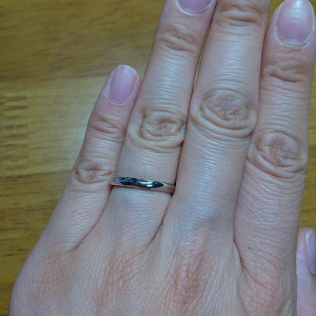 【エクセルコダイヤモンド(EXELCO DIAMOND)の口コミ】 結婚指輪のデザインは、婚約指輪と重ね付けをした時に指がきれいに見える…