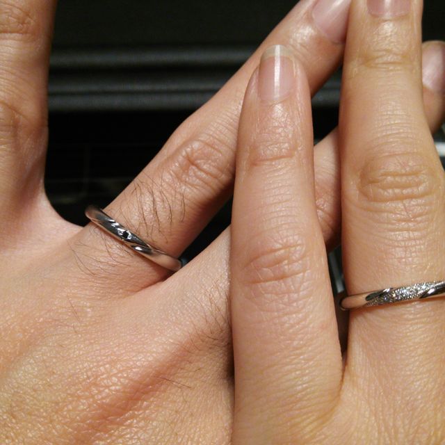 【エクセルコダイヤモンド(EXELCO DIAMOND)の口コミ】 今まで指輪などアクセサリーを着けたことの無かった主人でも、指馴染みが…