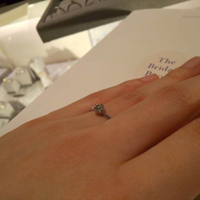 【ヴァンドーム青山(VENDOME AOYAMA)の口コミ】 リングがシンプルでスッキリしており、ダイヤモンドが主役になるような形…