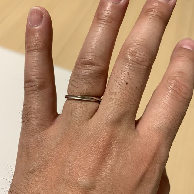 【銀座ダイヤモンドシライシの口コミ】 シンプルなデザインがよく、彼女が気に入ったので購入しました。シンプル…