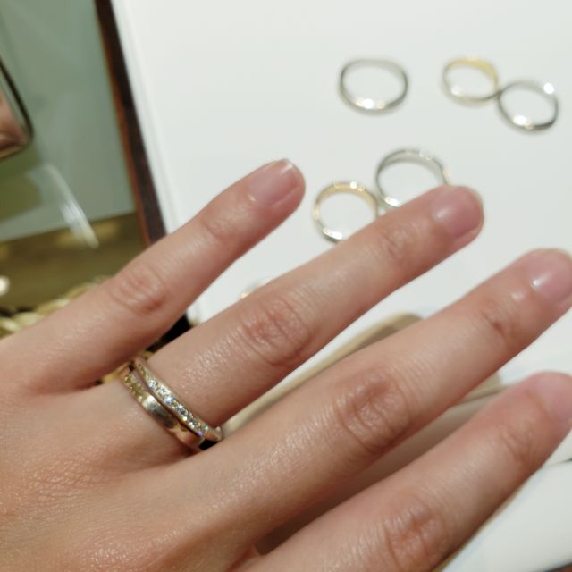 【杢目金屋(もくめがねや)の口コミ】 エンゲージリングはエタニティのものを、マリッジリングは木目調のしんぷ…