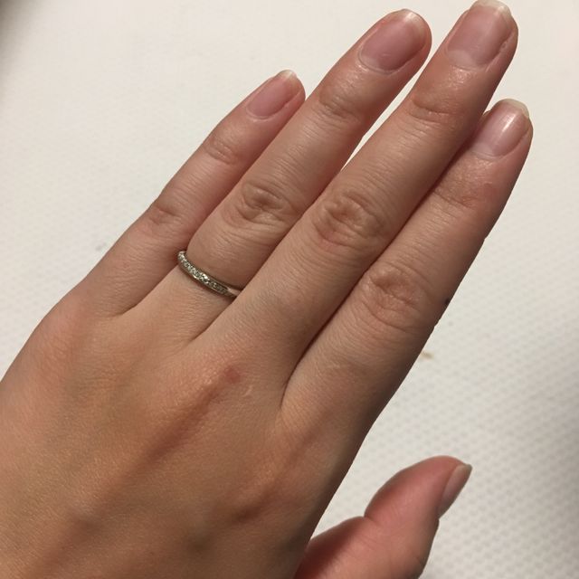 【銀座ダイヤモンドシライシの口コミ】 ウェーブしているタイプの指輪なので、角度によって輝き方が違います。派…