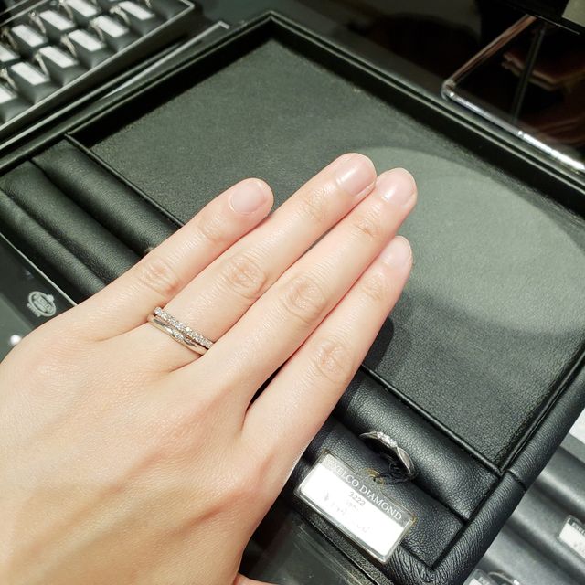 【エクセルコダイヤモンド(EXELCO DIAMOND)の口コミ】 エンゲージリングとしてデザインのある結婚指輪がほしく、まさに欲しかっ…