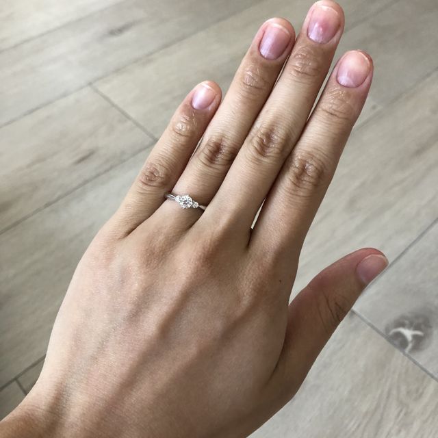 【TASAKI(タサキ)の口コミ】 デザインは王道ですが、シンプルで綺麗な婚約指輪だと思います。
彼が選ん…