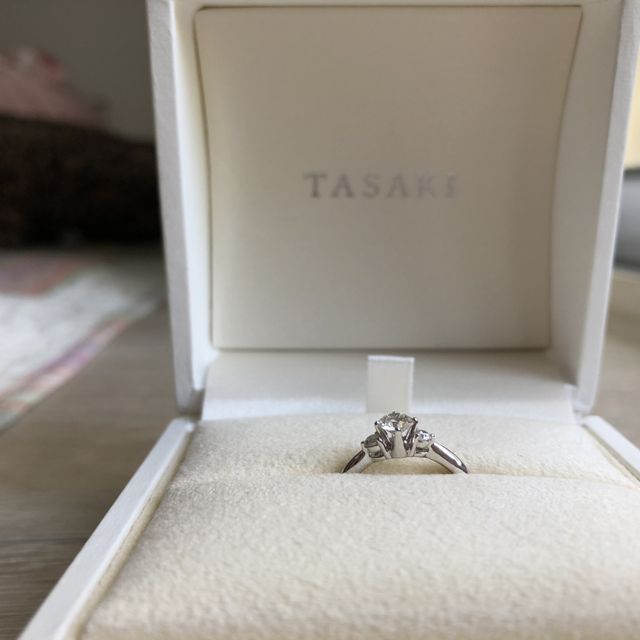 【TASAKI(タサキ)の口コミ】 デザインは王道ですが、シンプルで綺麗な婚約指輪だと思います。
彼が選ん…