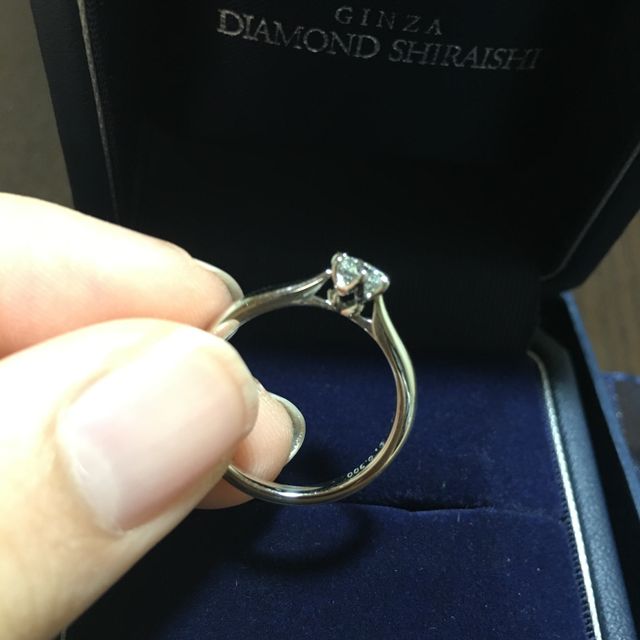 【銀座ダイヤモンドシライシの口コミ】 指輪のデザインが、シンプルかつ横から見たときに花が咲いているようにみ…