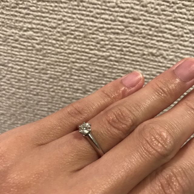 【ティファニー(Tiffany & Co.)の口コミ】 婚約指輪といえば一粒のダイヤモンド！ずっと憧れていたのでこの形しかな…
