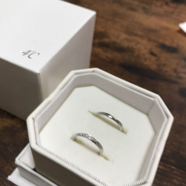 【4℃ BRIDAL(ヨンドシーブライダル)の口コミ】 シンプルでリーズナブルな結婚指輪を探していました。ダイヤもさりげなく…