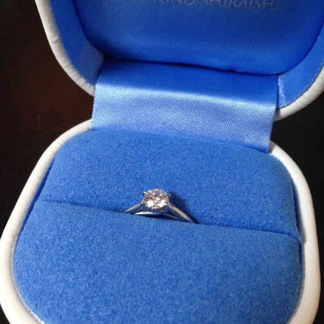 【銀座ダイヤモンドシライシの口コミ】 縦爪でダイヤモンドが際立つデザインが気に入りました。またセットリング…