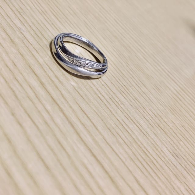 【Something Blue(サムシングブルー)の口コミ】 指が綺麗に見えるウエーブのデザインです。ストレートも素敵でしたが、少…