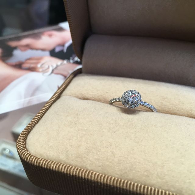 【Joie de treat.(ジョア・ドゥ・トリート)の口コミ】 センターダイヤの周りを囲むようにしてダイヤモンドがつけられており、カ…