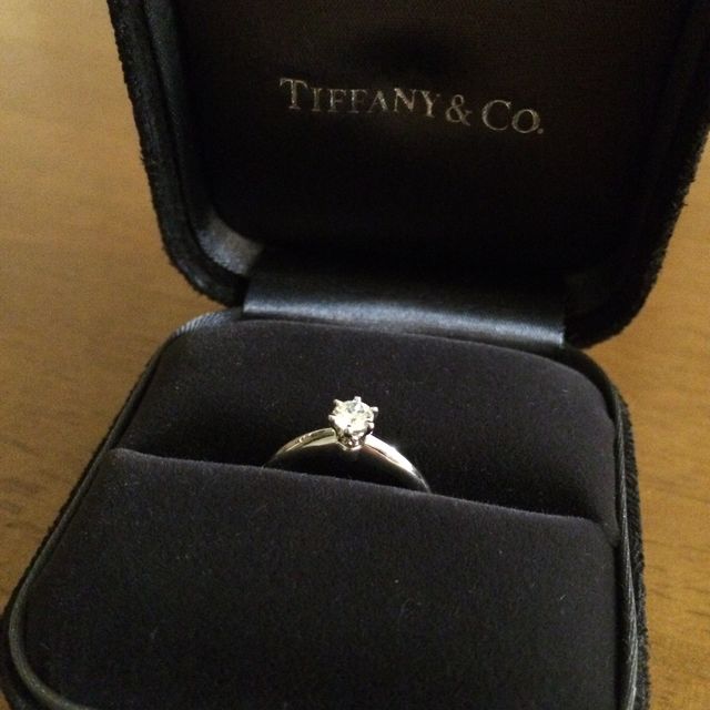 【ティファニー(Tiffany & Co.)の口コミ】 ダイヤの大きさが程よく、リングも自分の小さな手にも馴染む細みのデザイ…