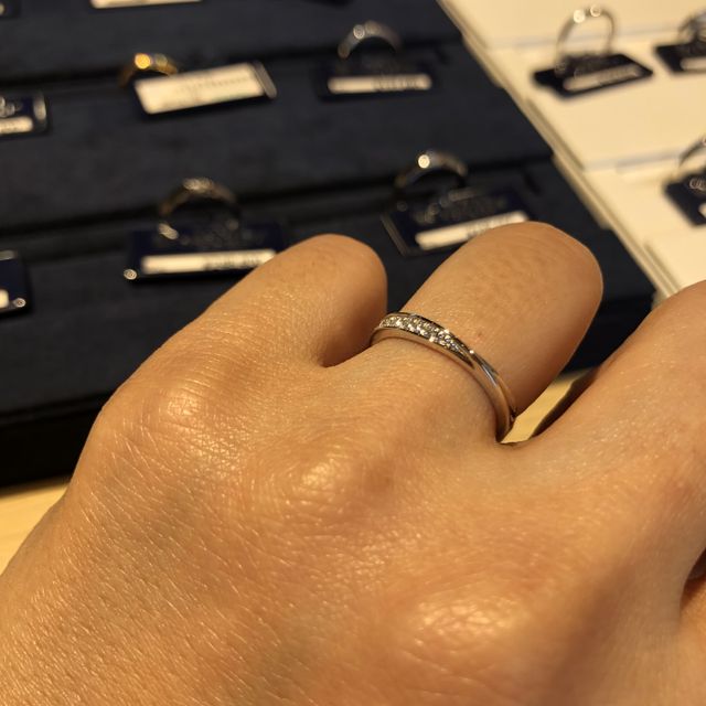 【ROYAL ASSCHER(ロイヤル・アッシャー)の口コミ】 ロイヤルアッシャーのマリッジリングを見せていただきました。
ダイヤモン…