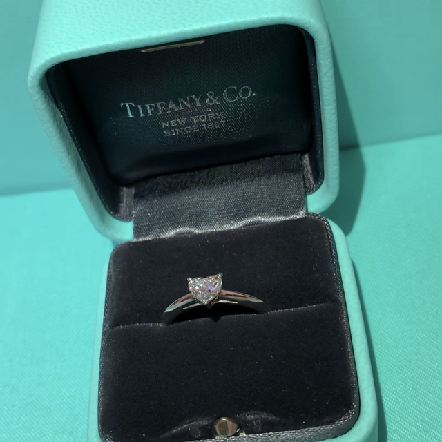 【ティファニー(Tiffany & Co.)の口コミ】 輝きが他のものとは違います。
ハートシェイプは四角い形から削ってハート…