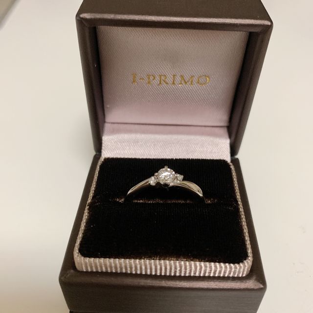 【アイプリモ(I-PRIMO)の口コミ】 彼女が小柄なので、可愛らしいイメージの指輪を選びました。結婚指輪と同…