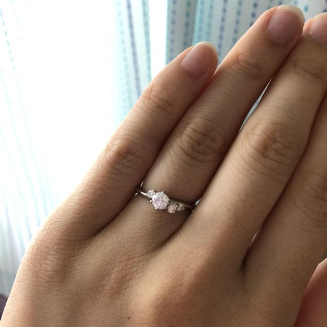 【銀座ダイヤモンドシライシの口コミ】 アシンメトリーになっており、少しウェーブがかかったデザインがとても気…