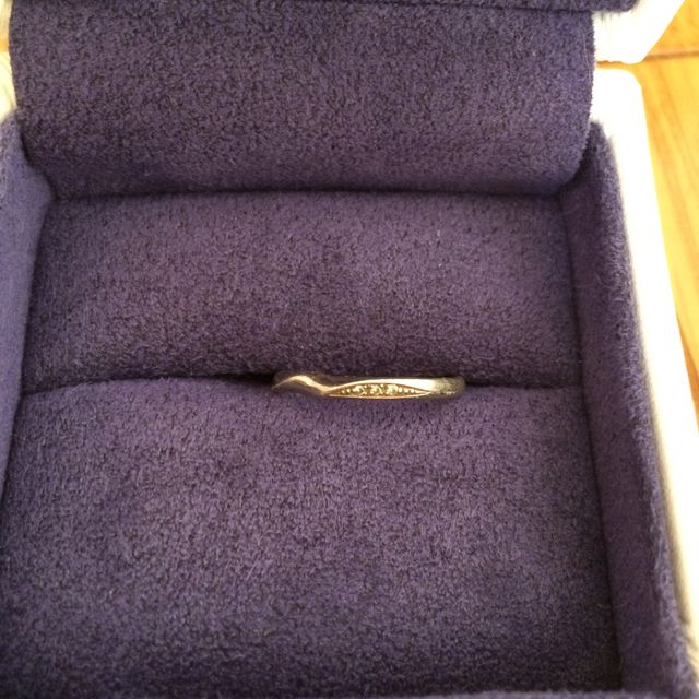 【SONARE(ソナーレ)の口コミ】 結婚指輪には小さなダイヤが付いており、波打ったデザインで可愛かった。
…