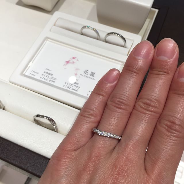 【俄(にわか)の口コミ】 憧れのエタニティタイプの結婚指輪で、花びらの形を模したリングのデザイ…