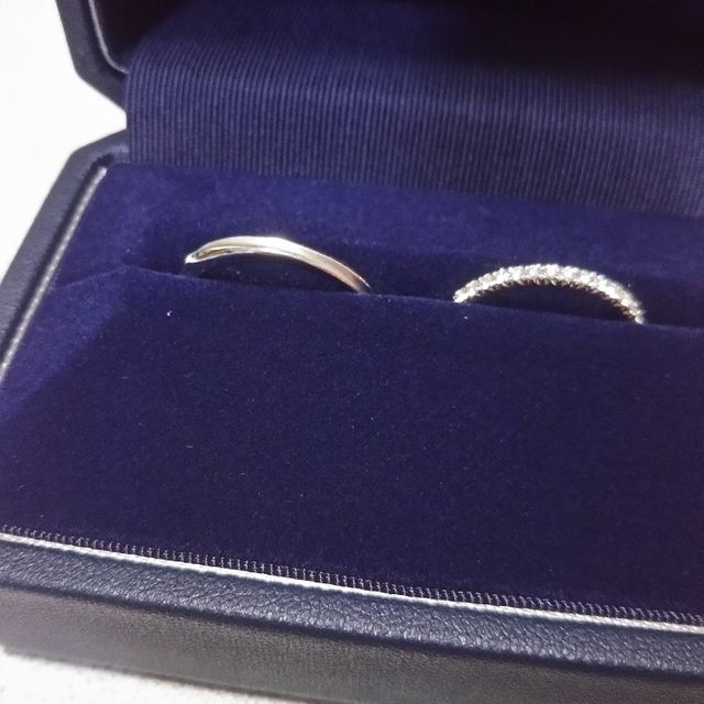 【銀座ダイヤモンドシライシの口コミ】 ダイヤモンドが一面に付いているデザインで、結婚指輪っぽくなく、ファッ…