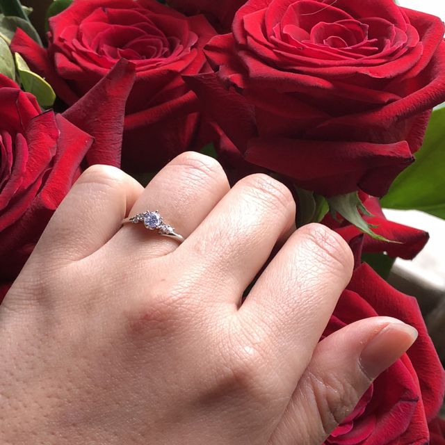 【アンジェリックフォセッテ(Angelique Fossette)の口コミ】 婚約指輪といえば、一粒ダイヤかなあ〜と思っていましたが、やはり高い買…