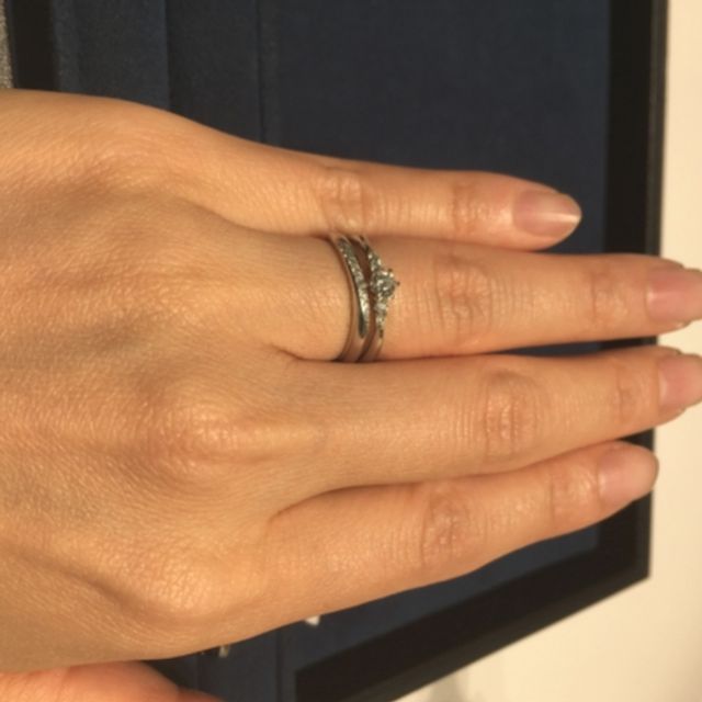 【4℃ BRIDAL(ヨンドシーブライダル)の口コミ】 ウェーブが緩やかで指にフィットする感じが良いです。メレダイヤは小ぶり…