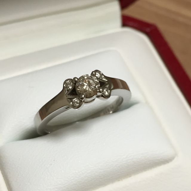 【カルティエ(Cartier)の口コミ】 結婚指輪と婚約指輪のセットリングと悩んでいましたが、将来的に結婚指輪…