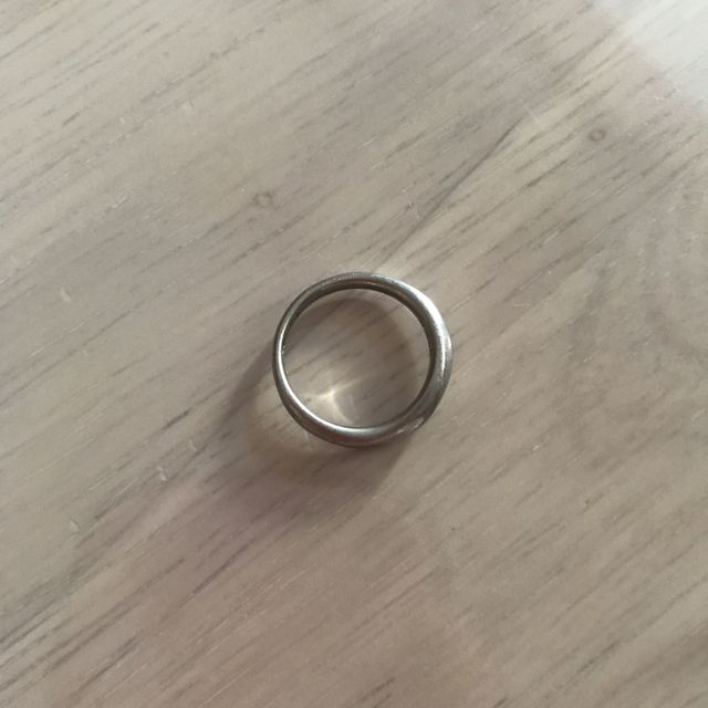 【銀座ダイヤモンドシライシの口コミ】 ２種類の指輪で悩んでいた時、店員さんがどちらの指輪を手に付けて、パッ…