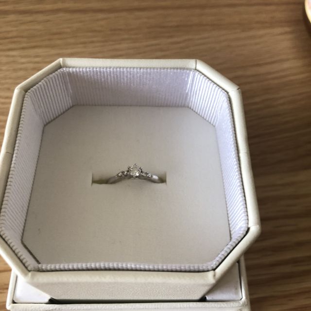 【4℃ BRIDAL(ヨンドシーブライダル)の口コミ】 ダイヤが１つだけでなく２つ付いているところに惹かれ、こちらにしました…