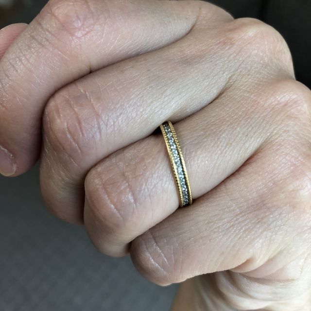 【ENUOVE(イノーヴェ)の口コミ】 デザインが決めてです。シンプル過ぎず、ダイヤがある事で華やかさもあり…