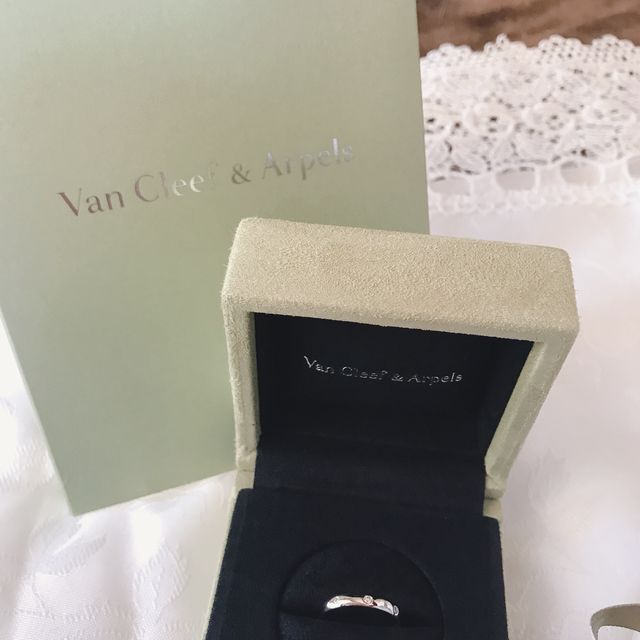 【ヴァン クリーフ＆アーペル(Van Cleef & Arpels)の口コミ】 シンプルなデザインですが、繊細さと可愛さを兼ね備えていて、とても気に…