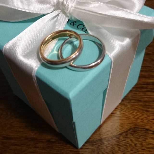【ティファニー(Tiffany & Co.)の口コミ】 内側に無料で刻印を入れられるので、結婚記念日と二人の名前を入れました…