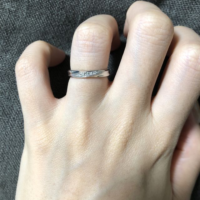 【銀座ダイヤモンドシライシの口コミ】 婚約指輪にかなりお金をかけたので、結婚指輪は少し値段を抑えて購入した…
